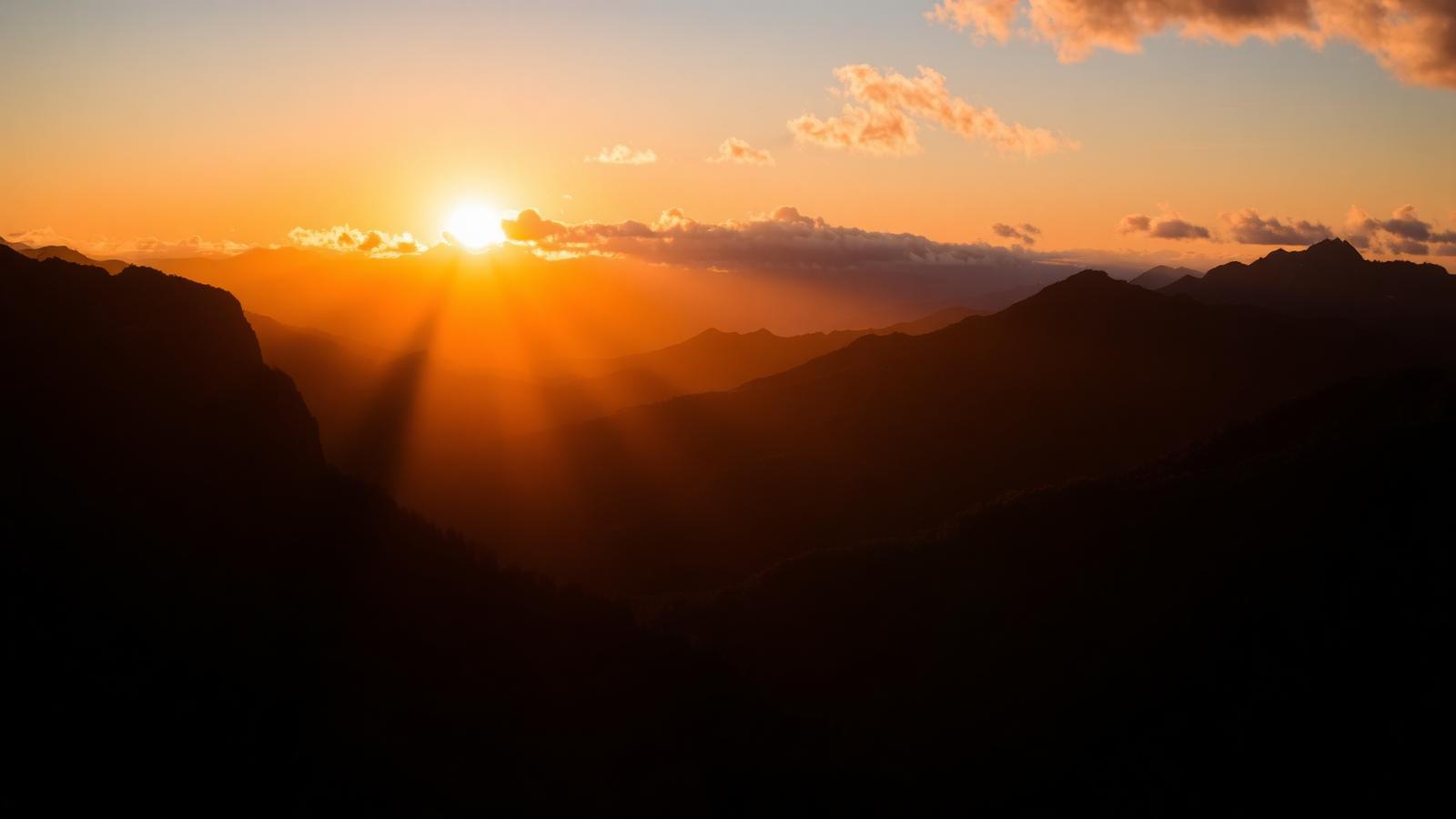 Berglandschaft im Sonnenaufgang